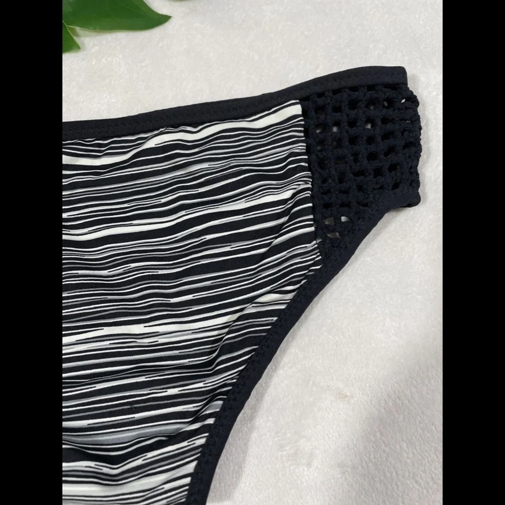 NEW FRANKIES BIKINIS Koa Crochet Bikini Bottom in Strom [SZ Medium‎ ]
